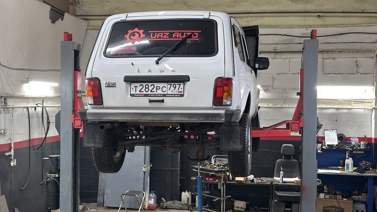 Lada Niva на подъёмнике - профессиональный ремонт и диагностика
